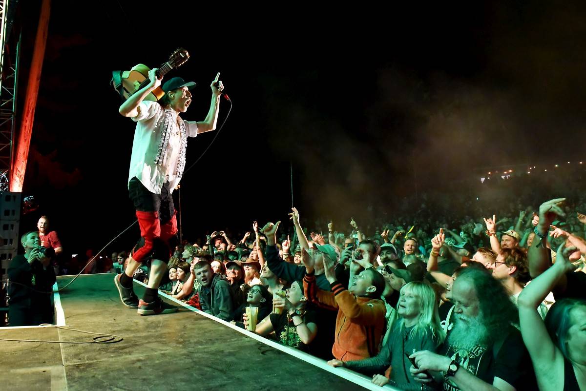 Druhý den na Českém Woodstocku ovládli nezkrotní Gogol Bordello. Areál rozebrali na součástky