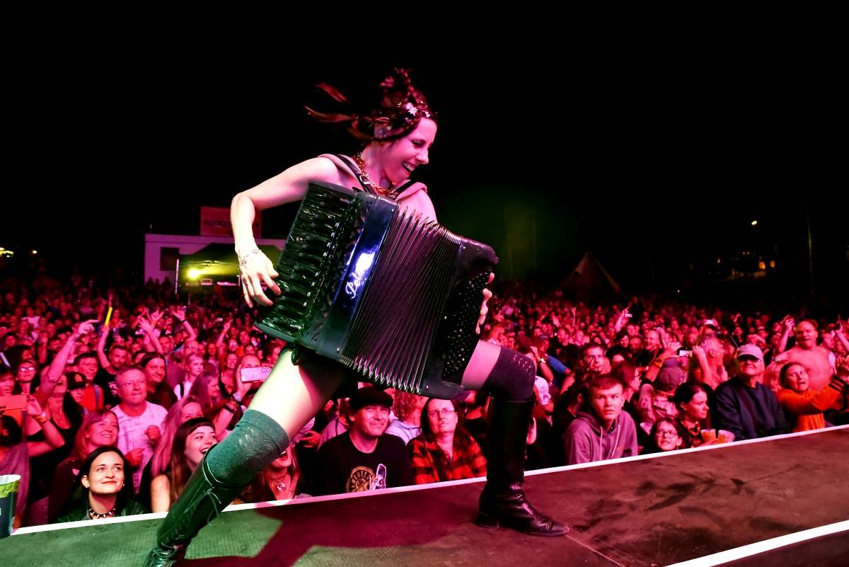 Druhý den na Českém Woodstocku ovládli nezkrotní Gogol Bordello. Areál rozebrali na součástky