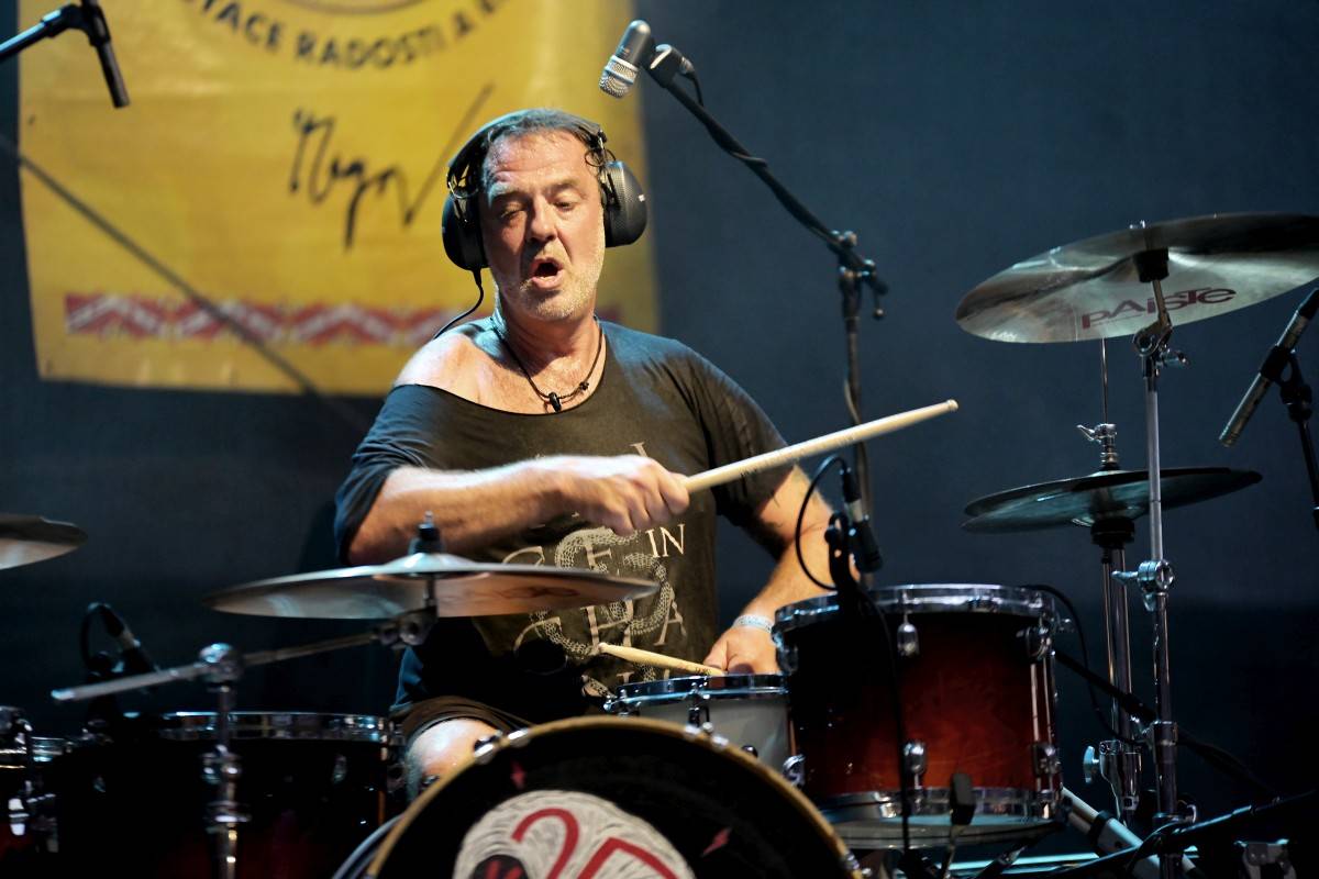 Druhý den na Českém Woodstocku ovládli nezkrotní Gogol Bordello. Areál rozebrali na součástky