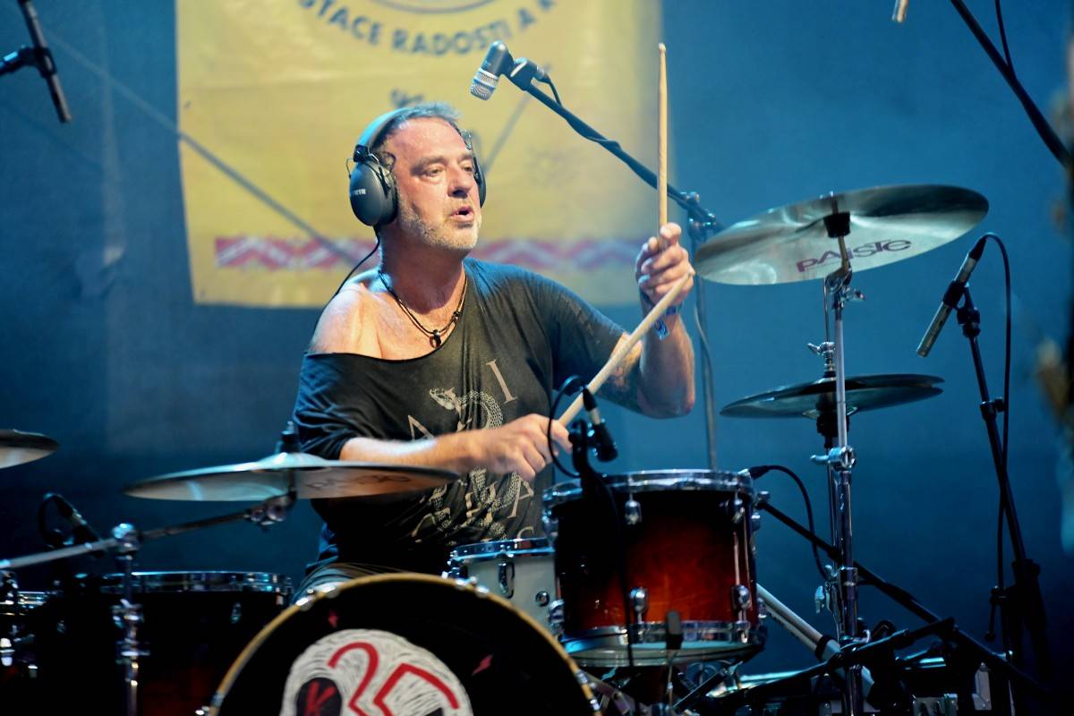 Druhý den na Českém Woodstocku ovládli nezkrotní Gogol Bordello. Areál rozebrali na součástky