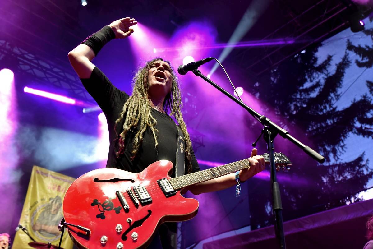 Druhý den na Českém Woodstocku ovládli nezkrotní Gogol Bordello. Areál rozebrali na součástky