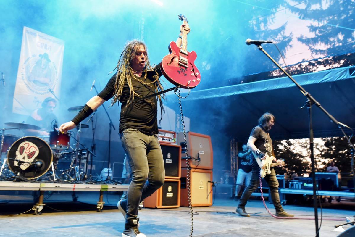 Druhý den na Českém Woodstocku ovládli nezkrotní Gogol Bordello. Areál rozebrali na součástky