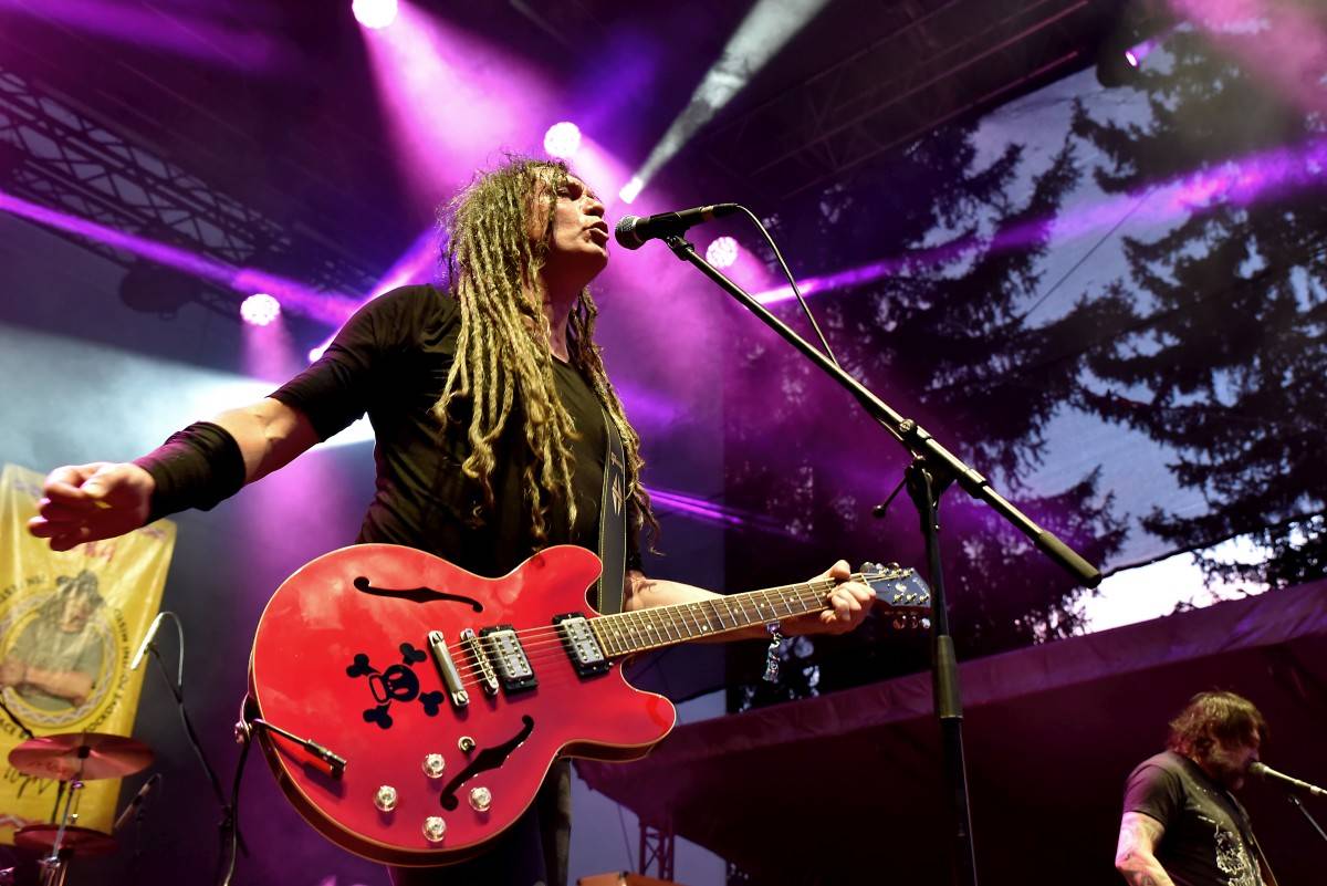 Druhý den na Českém Woodstocku ovládli nezkrotní Gogol Bordello. Areál rozebrali na součástky