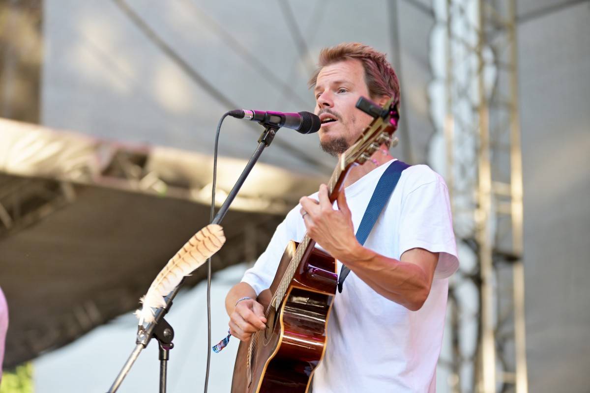Druhý den na Českém Woodstocku ovládli nezkrotní Gogol Bordello. Areál rozebrali na součástky