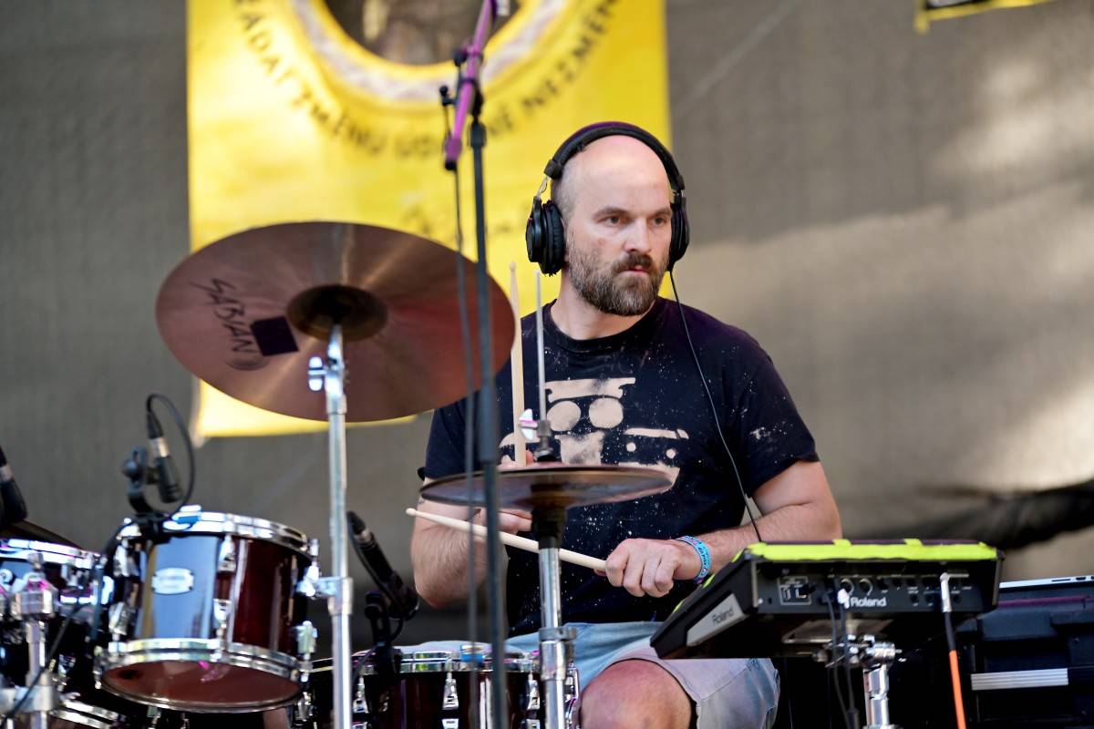 Druhý den na Českém Woodstocku ovládli nezkrotní Gogol Bordello. Areál rozebrali na součástky