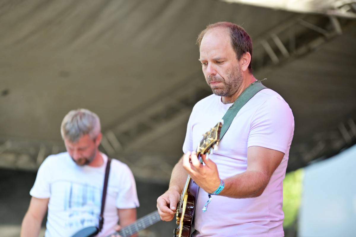 Druhý den na Českém Woodstocku ovládli nezkrotní Gogol Bordello. Areál rozebrali na součástky