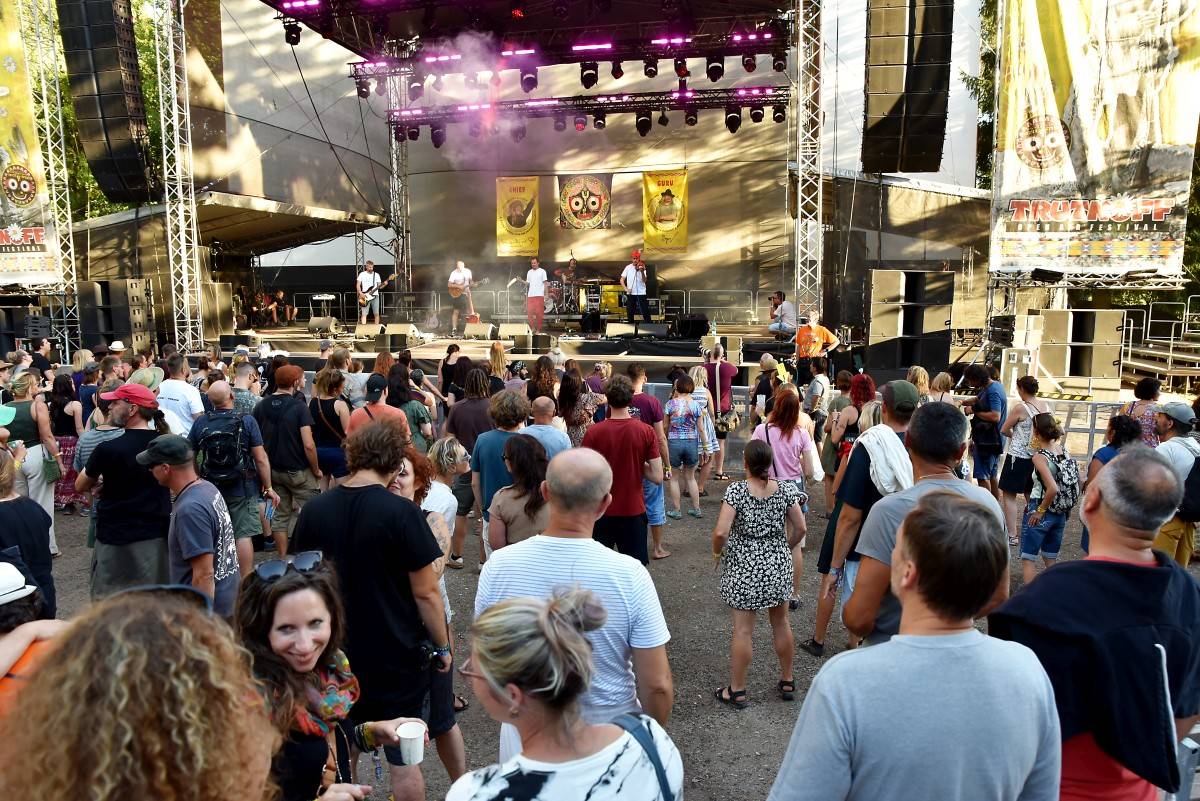 Druhý den na Českém Woodstocku ovládli nezkrotní Gogol Bordello. Areál rozebrali na součástky