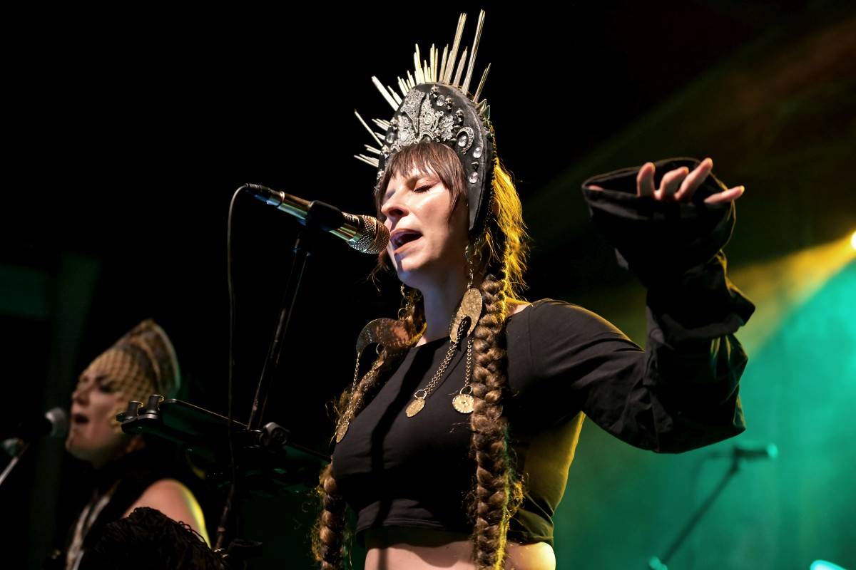 Druhý den na Českém Woodstocku ovládli nezkrotní Gogol Bordello. Areál rozebrali na součástky