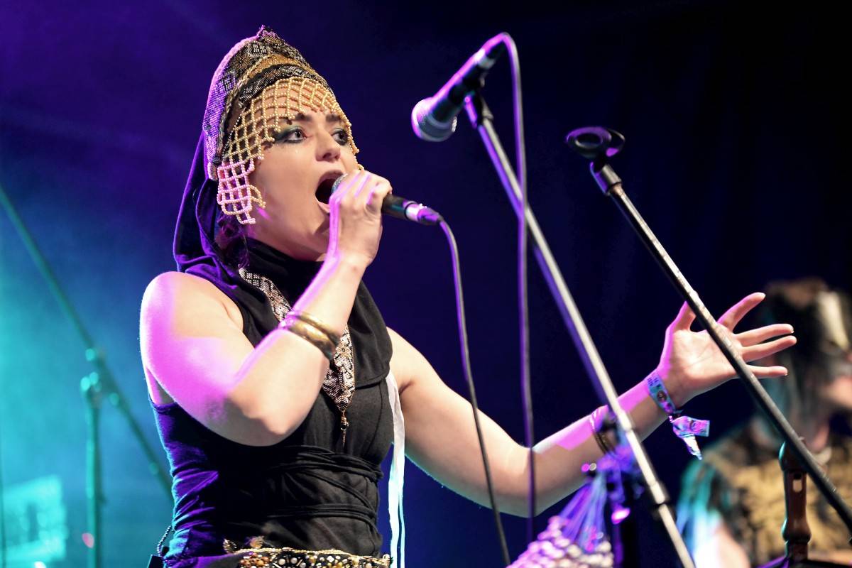 Druhý den na Českém Woodstocku ovládli nezkrotní Gogol Bordello. Areál rozebrali na součástky