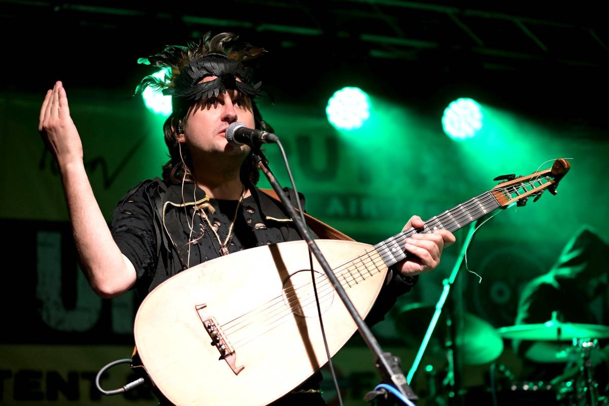 Druhý den na Českém Woodstocku ovládli nezkrotní Gogol Bordello. Areál rozebrali na součástky