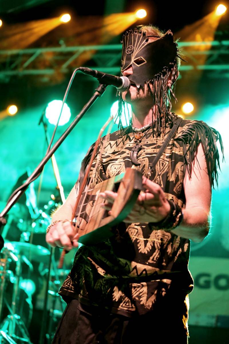 Druhý den na Českém Woodstocku ovládli nezkrotní Gogol Bordello. Areál rozebrali na součástky