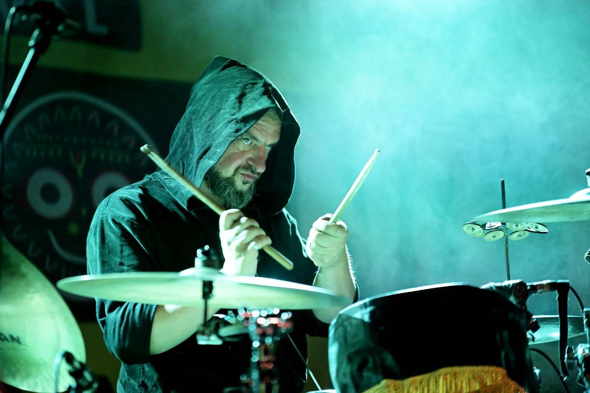 Druhý den na Českém Woodstocku ovládli nezkrotní Gogol Bordello. Areál rozebrali na součástky