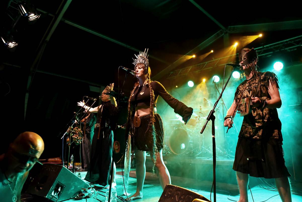 Druhý den na Českém Woodstocku ovládli nezkrotní Gogol Bordello. Areál rozebrali na součástky