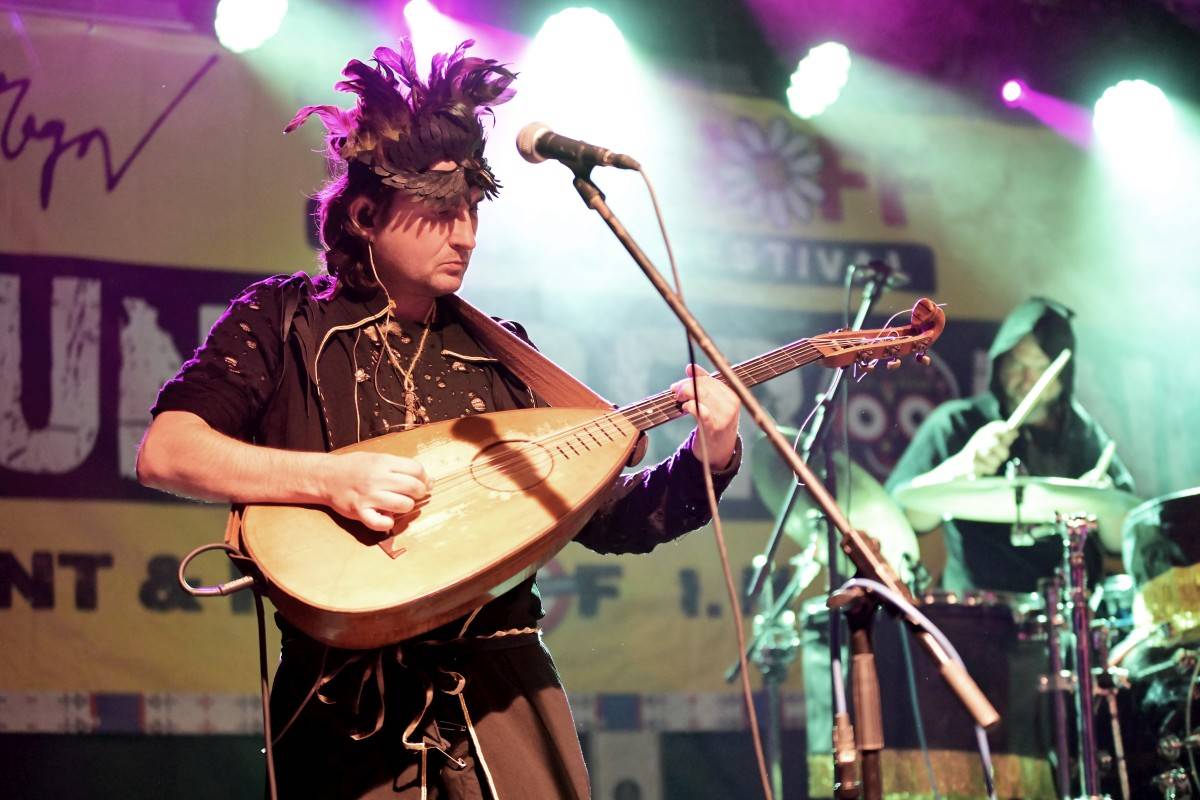 Druhý den na Českém Woodstocku ovládli nezkrotní Gogol Bordello. Areál rozebrali na součástky