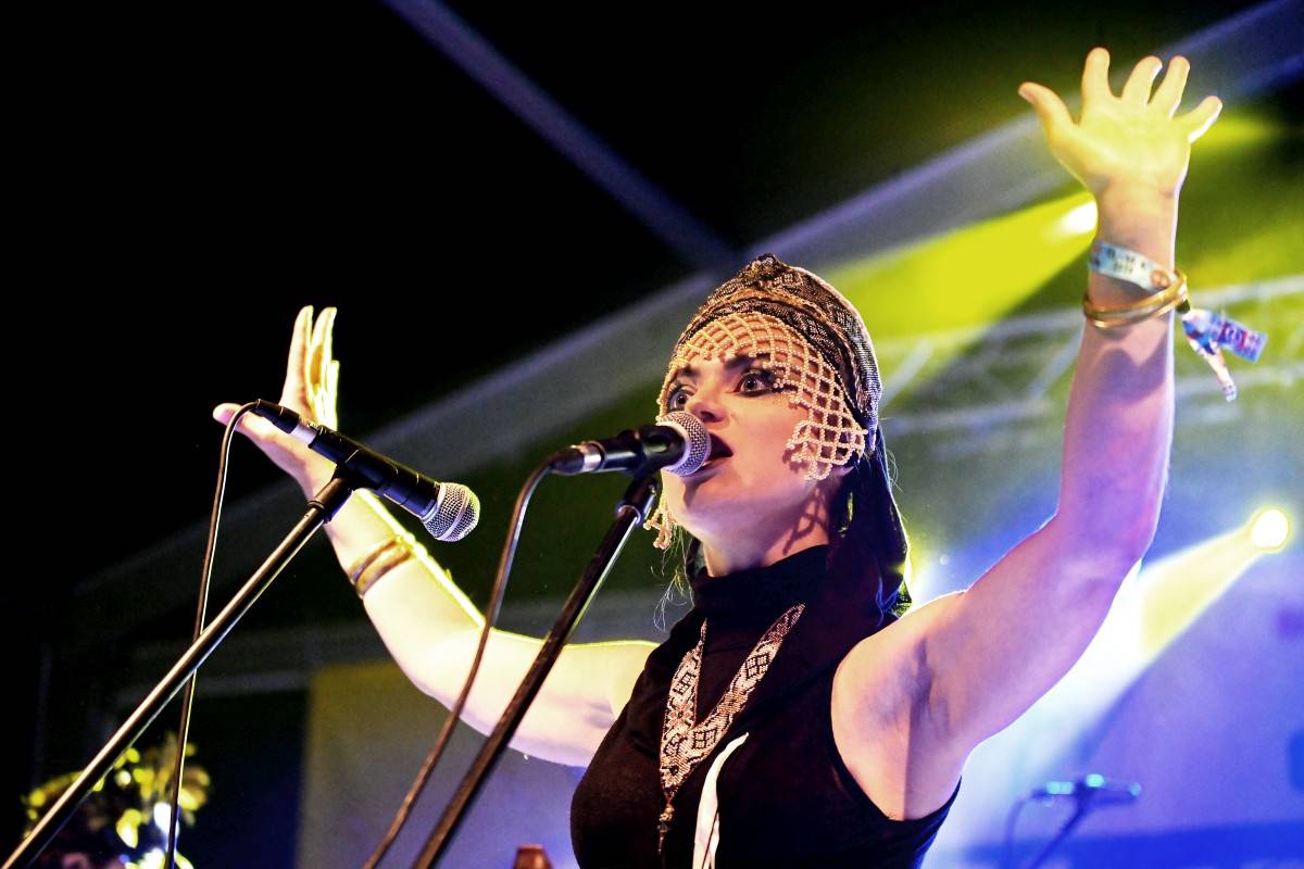 Druhý den na Českém Woodstocku ovládli nezkrotní Gogol Bordello. Areál rozebrali na součástky