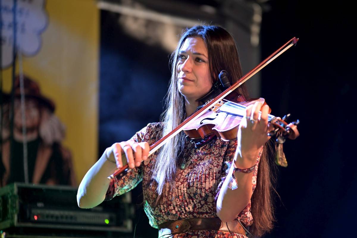Druhý den na Českém Woodstocku ovládli nezkrotní Gogol Bordello. Areál rozebrali na součástky