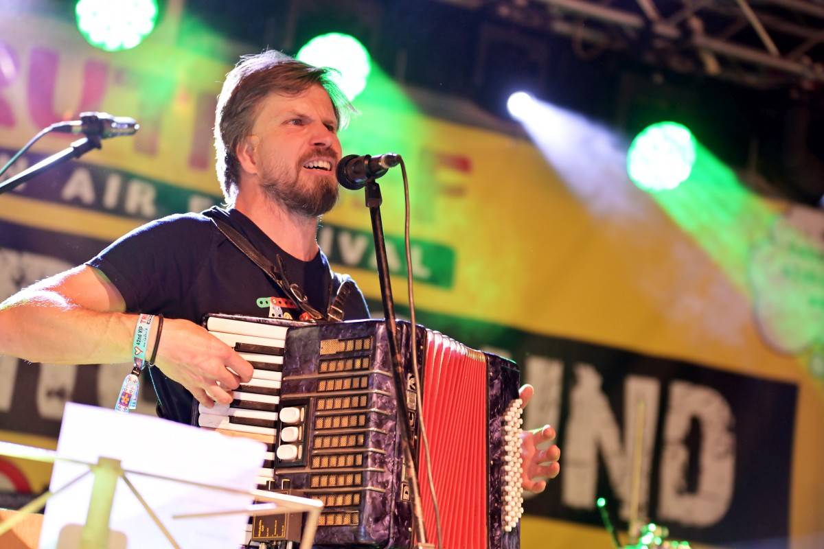 Druhý den na Českém Woodstocku ovládli nezkrotní Gogol Bordello. Areál rozebrali na součástky