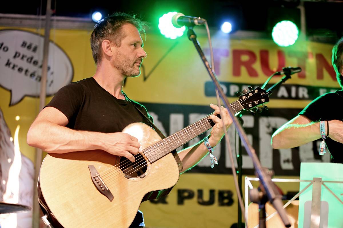 Druhý den na Českém Woodstocku ovládli nezkrotní Gogol Bordello. Areál rozebrali na součástky