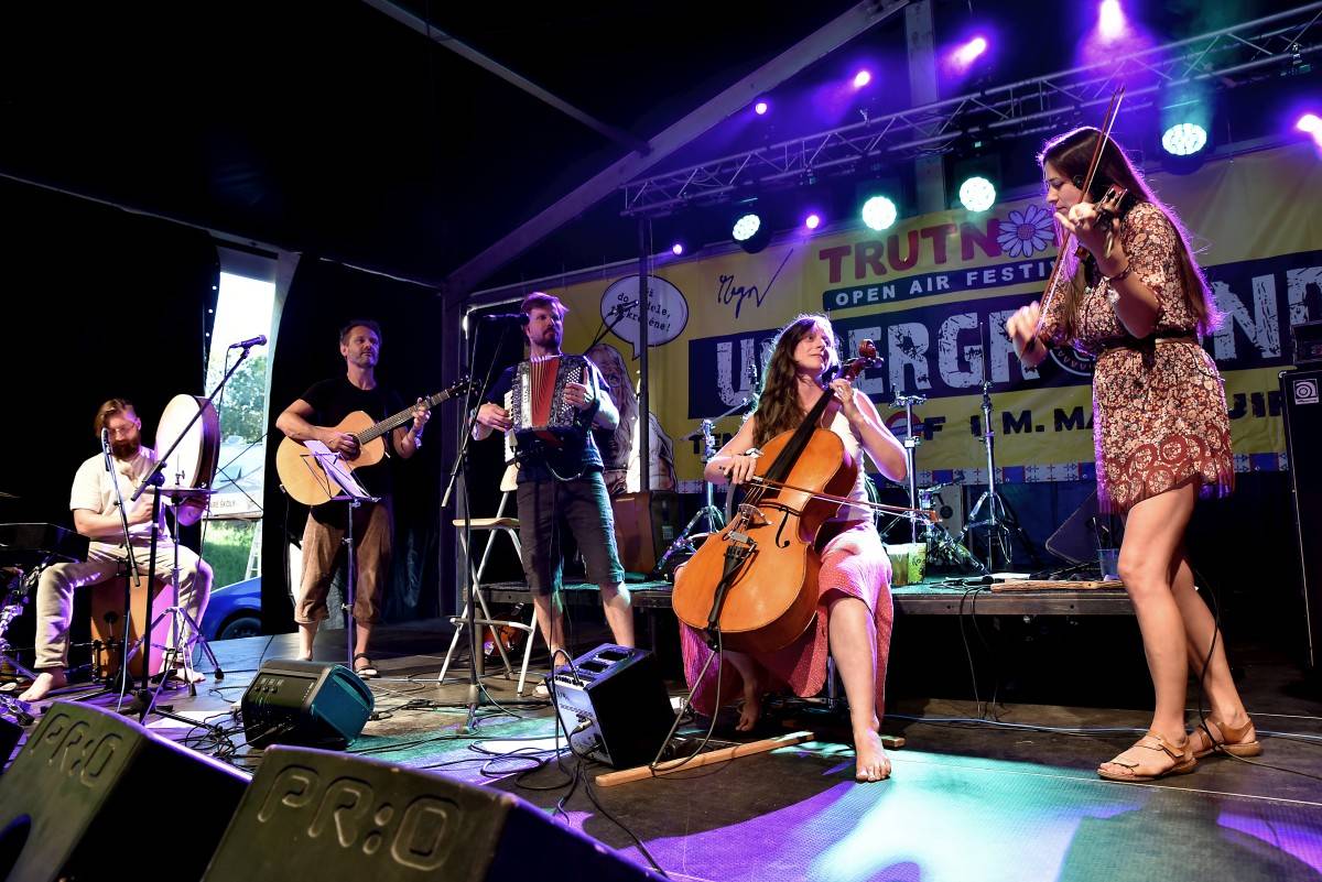 Druhý den na Českém Woodstocku ovládli nezkrotní Gogol Bordello. Areál rozebrali na součástky