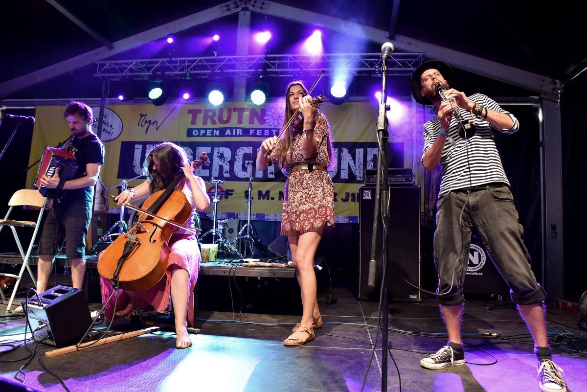 Druhý den na Českém Woodstocku ovládli nezkrotní Gogol Bordello. Areál rozebrali na součástky