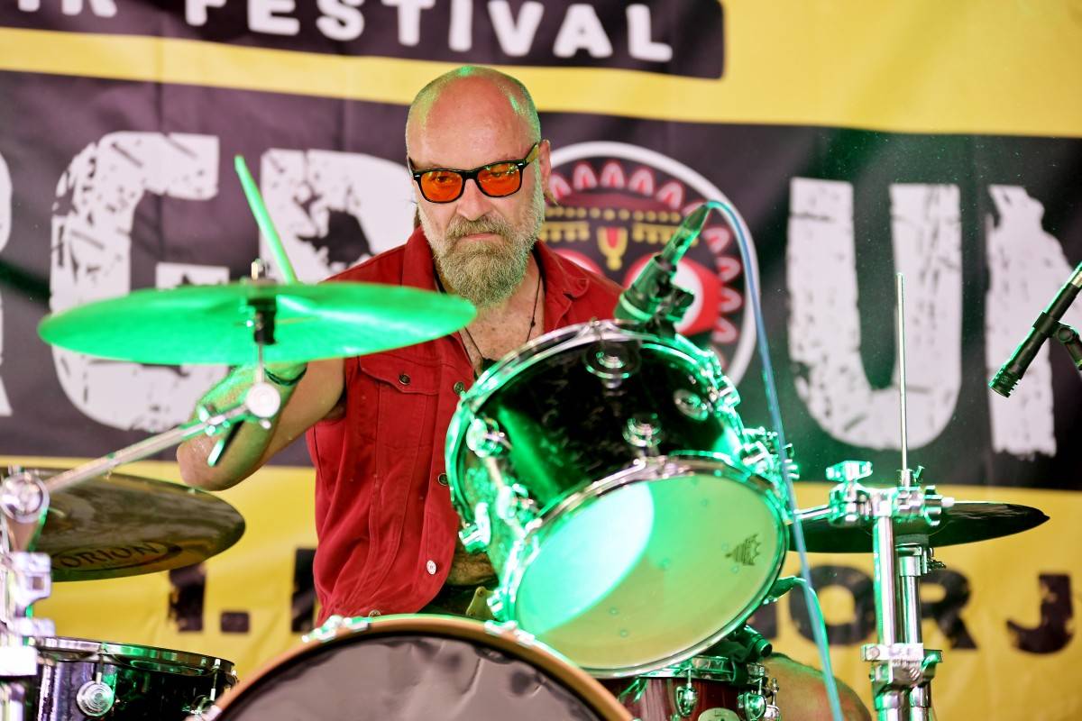 Druhý den na Českém Woodstocku ovládli nezkrotní Gogol Bordello. Areál rozebrali na součástky