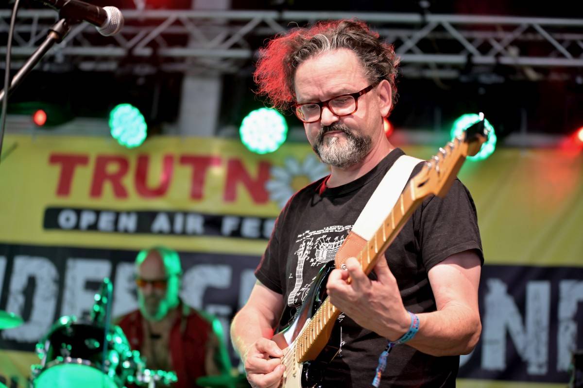 Druhý den na Českém Woodstocku ovládli nezkrotní Gogol Bordello. Areál rozebrali na součástky