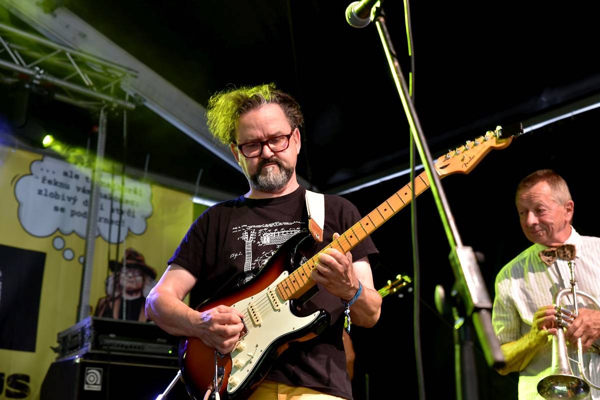Druhý den na Českém Woodstocku ovládli nezkrotní Gogol Bordello. Areál rozebrali na součástky