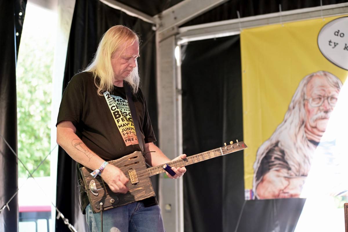 Druhý den na Českém Woodstocku ovládli nezkrotní Gogol Bordello. Areál rozebrali na součástky