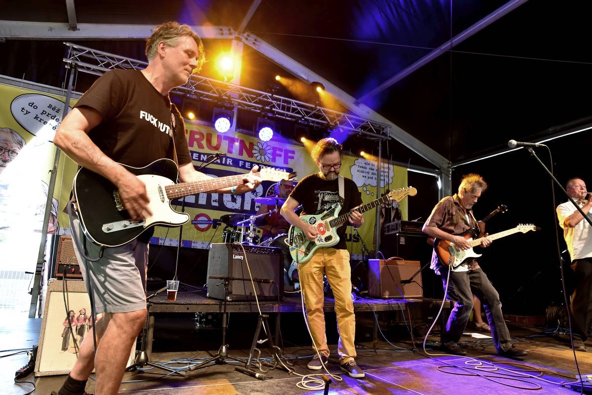 Druhý den na Českém Woodstocku ovládli nezkrotní Gogol Bordello. Areál rozebrali na součástky