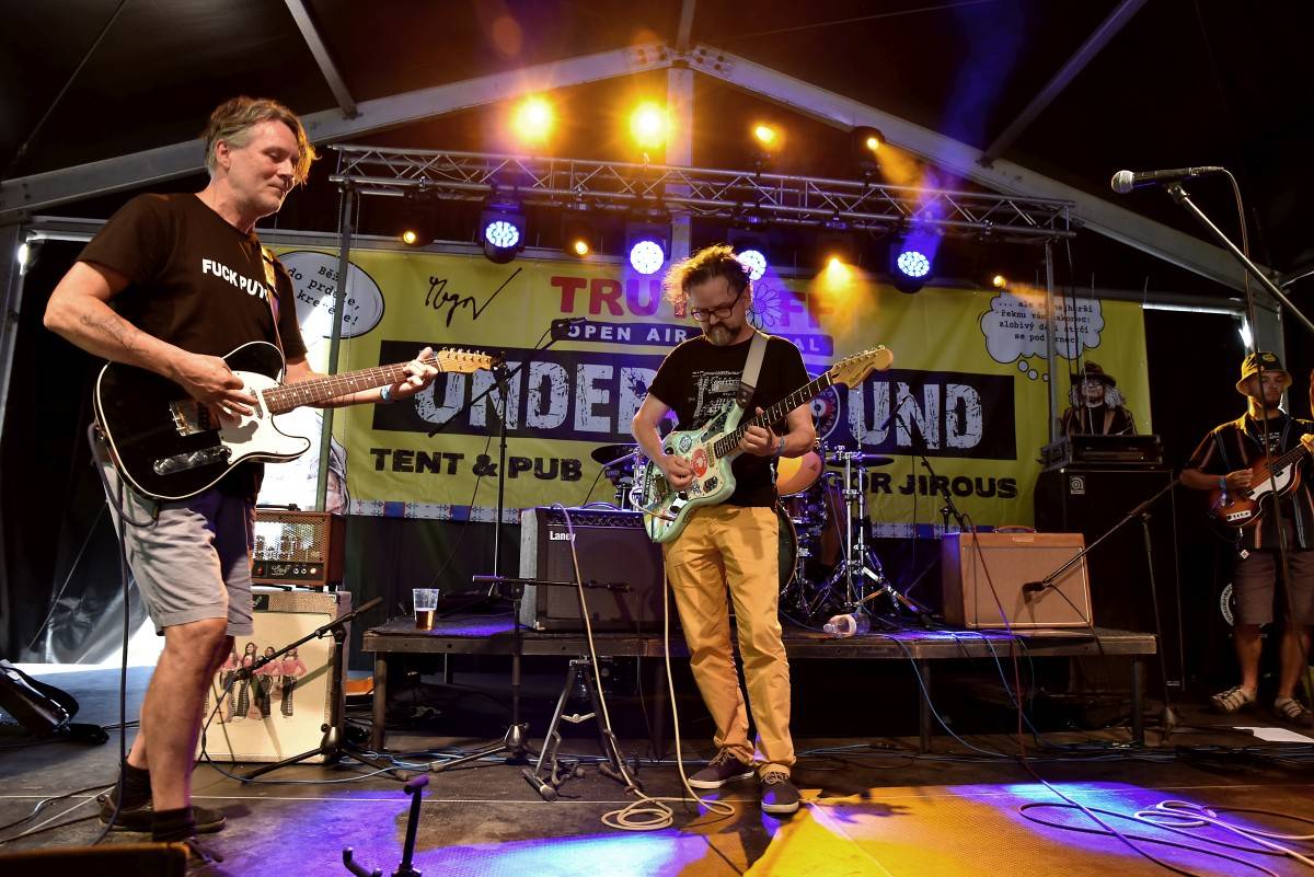Druhý den na Českém Woodstocku ovládli nezkrotní Gogol Bordello. Areál rozebrali na součástky