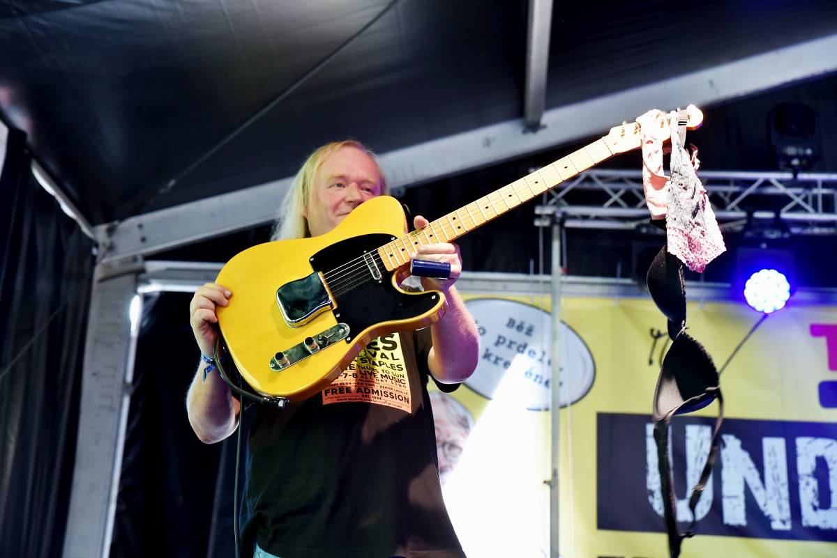 Druhý den na Českém Woodstocku ovládli nezkrotní Gogol Bordello. Areál rozebrali na součástky