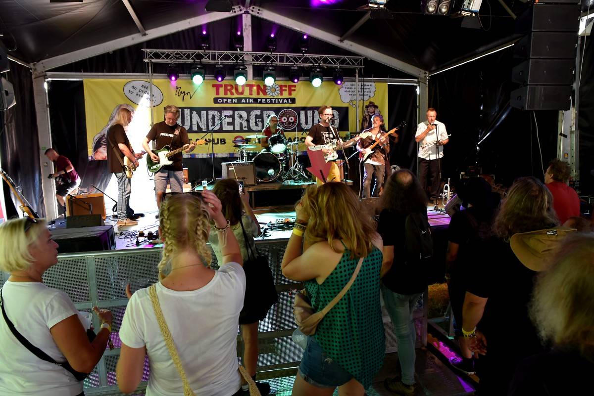 Druhý den na Českém Woodstocku ovládli nezkrotní Gogol Bordello. Areál rozebrali na součástky