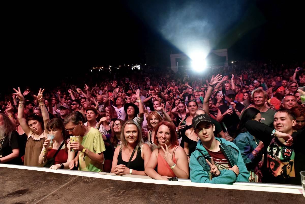 TrutnOFF, den třetí: The Wailers, Monkey Business i Lucie ovládli areál Na Bojišti. Kodymova kytara skončila v publiku