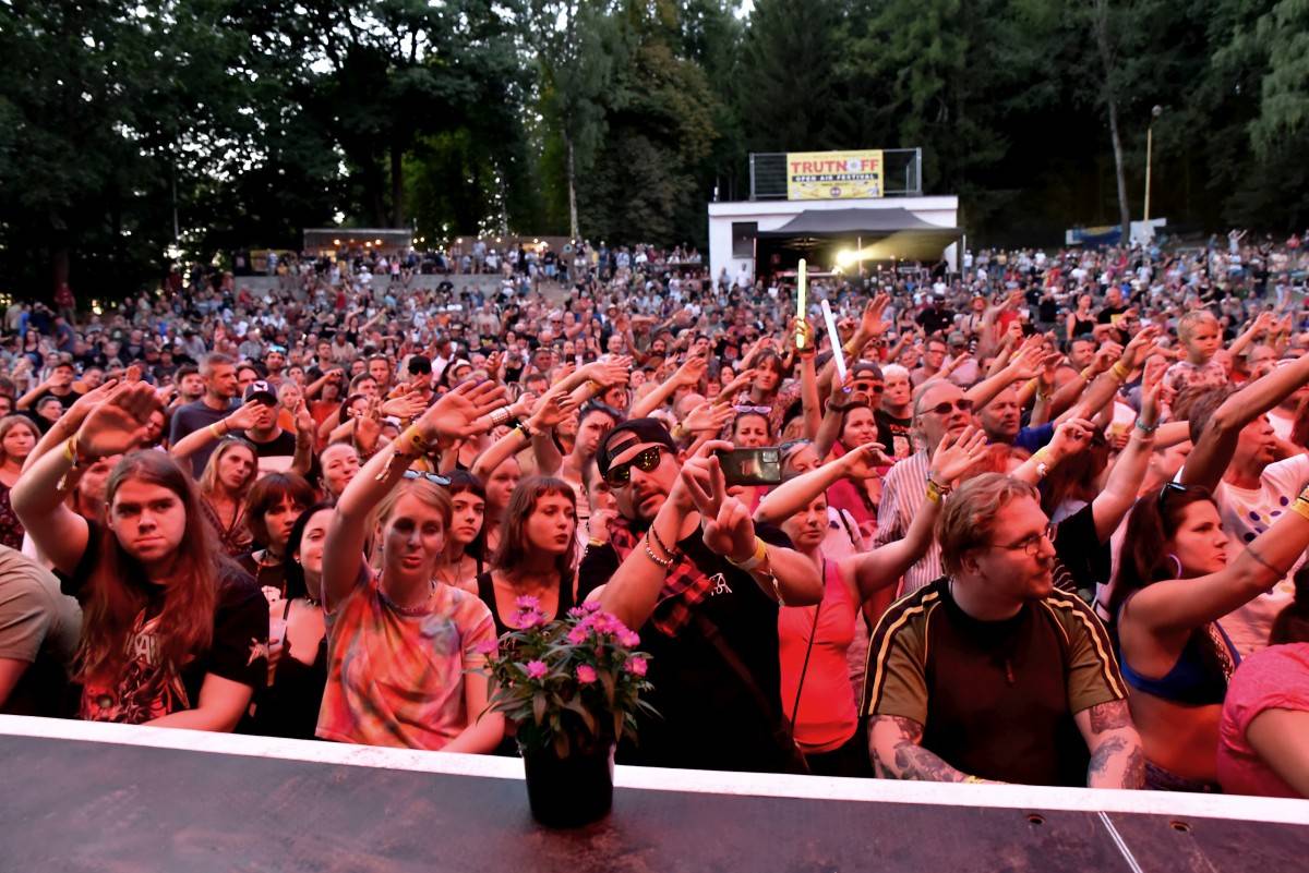 TrutnOFF, den třetí: The Wailers, Monkey Business i Lucie ovládli areál Na Bojišti. Kodymova kytara skončila v publiku