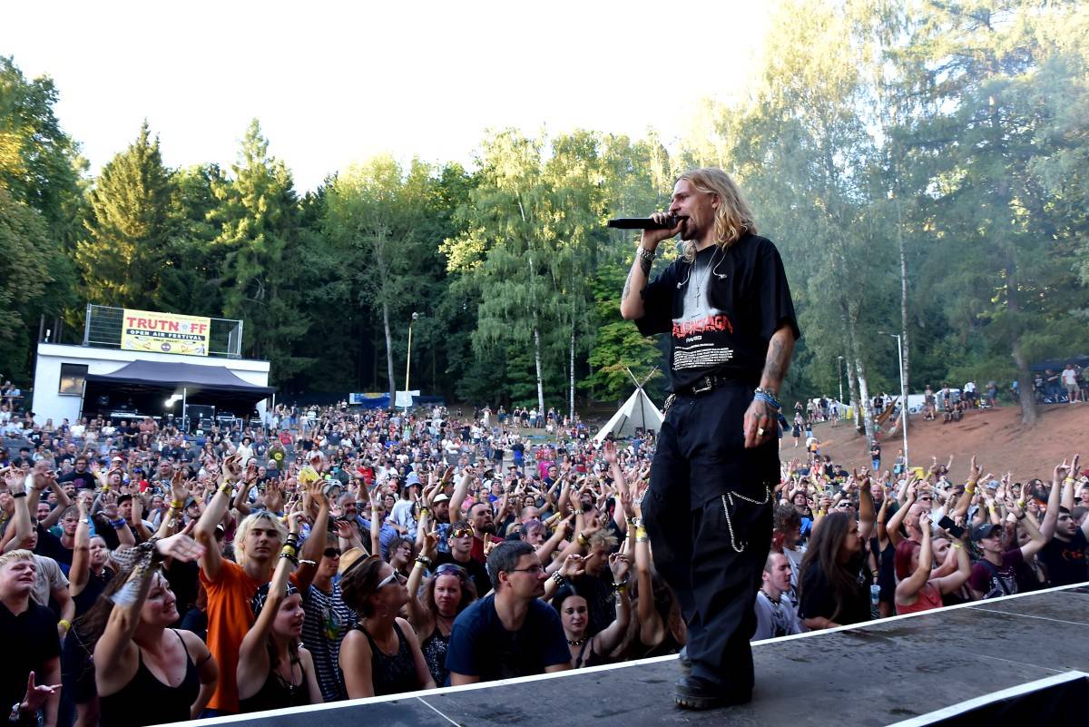 TrutnOFF, den třetí: The Wailers, Monkey Business i Lucie ovládli areál Na Bojišti. Kodymova kytara skončila v publiku