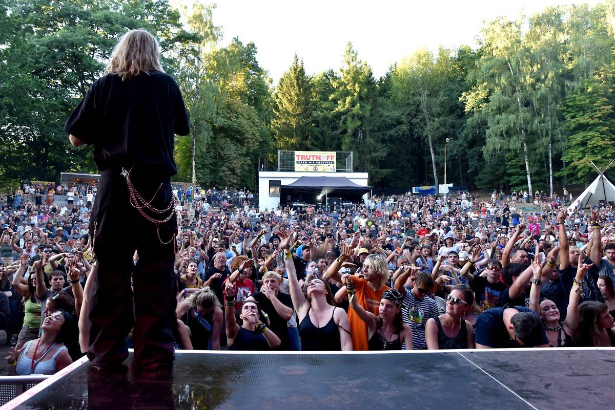 TrutnOFF, den třetí: The Wailers, Monkey Business i Lucie ovládli areál Na Bojišti. Kodymova kytara skončila v publiku