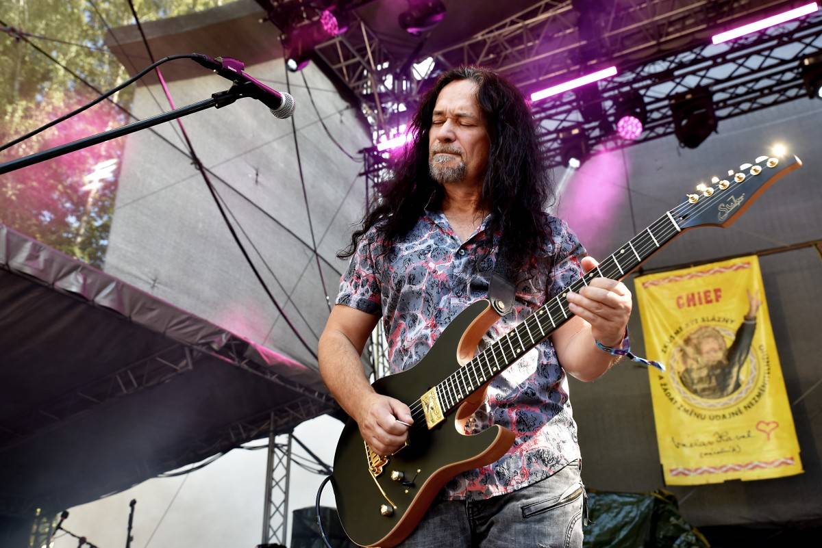 TrutnOFF, den třetí: The Wailers, Monkey Business i Lucie ovládli areál Na Bojišti. Kodymova kytara skončila v publiku