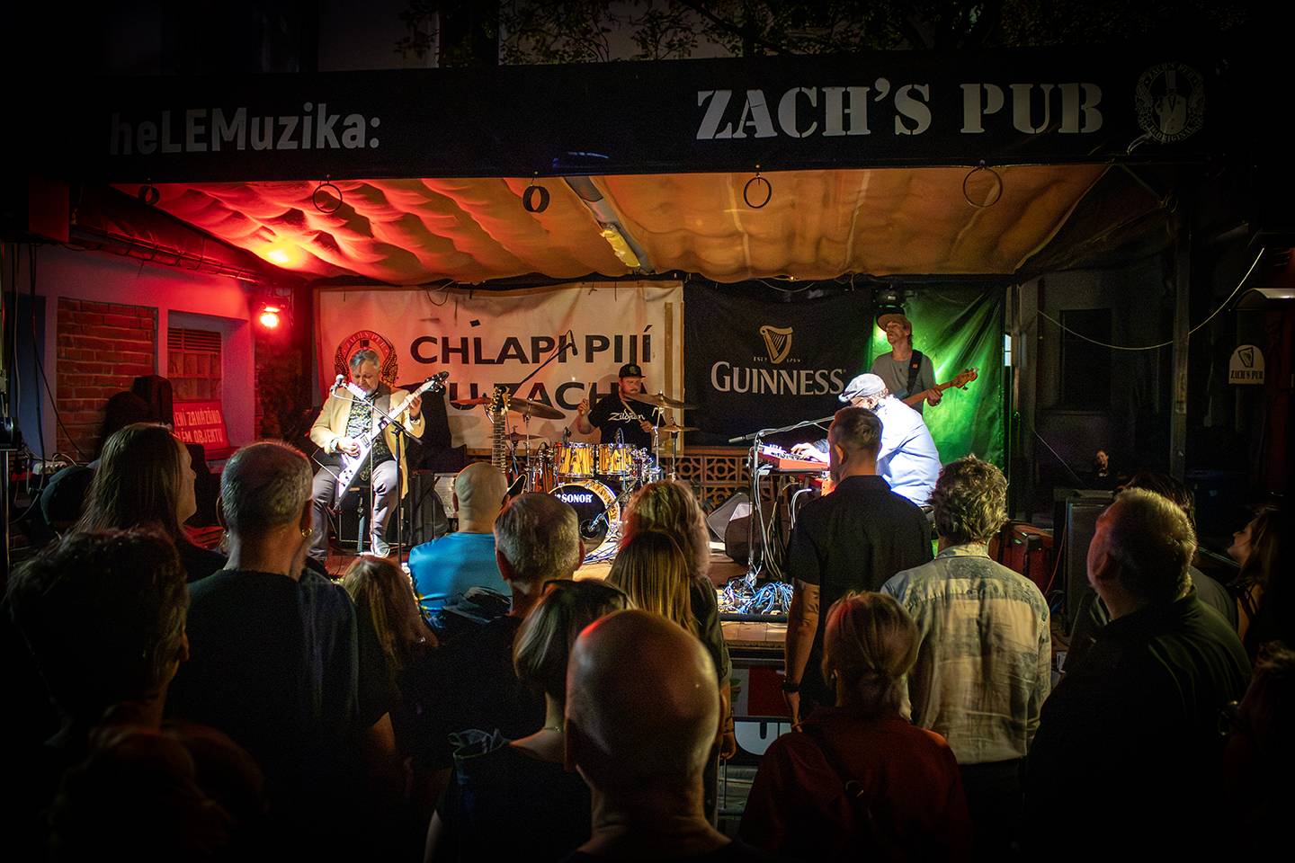 Kytarová virtuozita v Plzni. Zach’s Pub patřil Michalu Pavlíčkovi a jeho triu