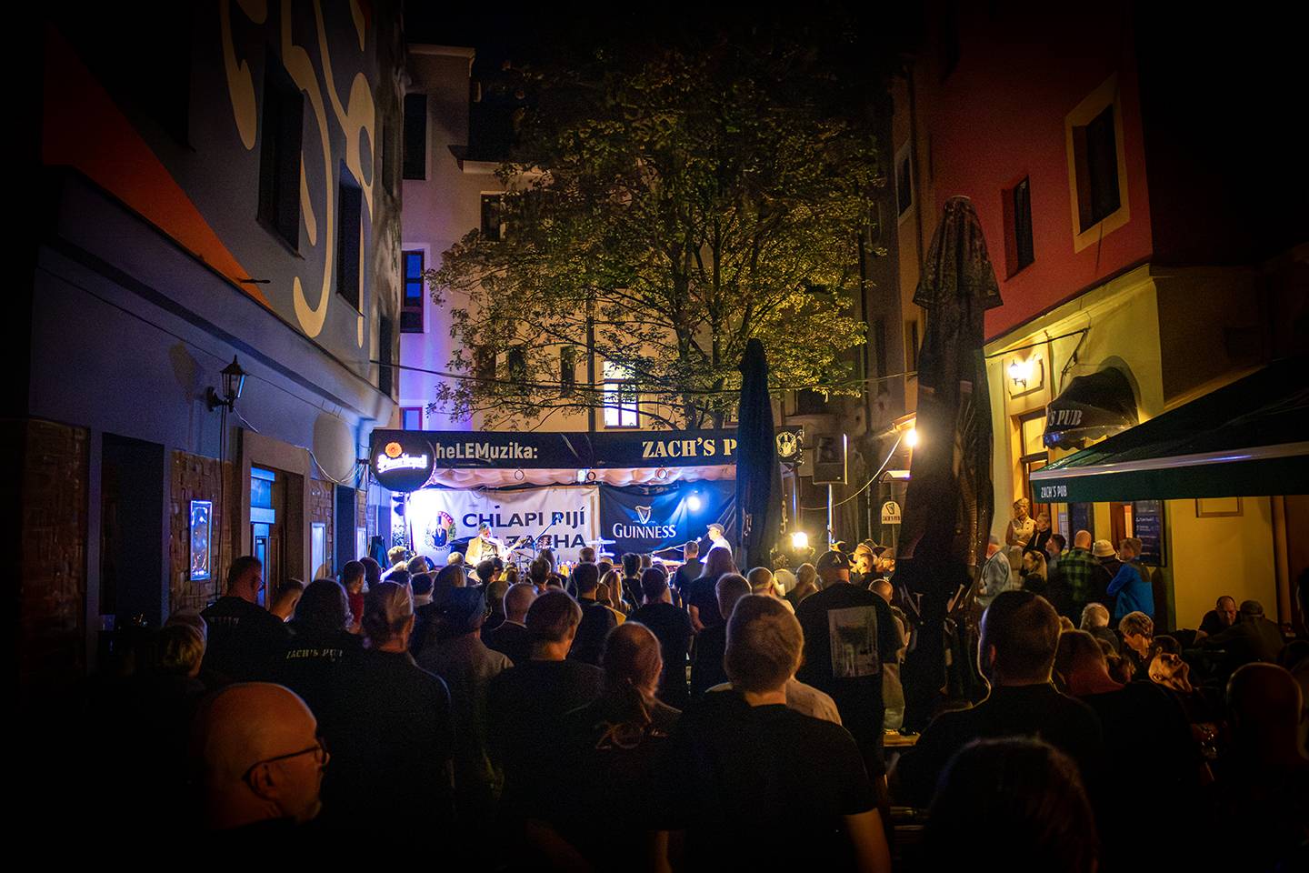 Kytarová virtuozita v Plzni. Zach’s Pub patřil Michalu Pavlíčkovi a jeho triu