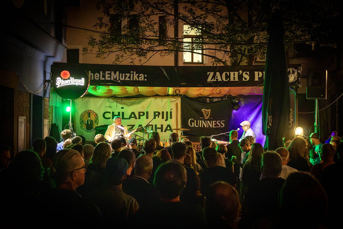 Kytarová virtuozita v Plzni. Zach’s Pub patřil Michalu Pavlíčkovi a jeho triu