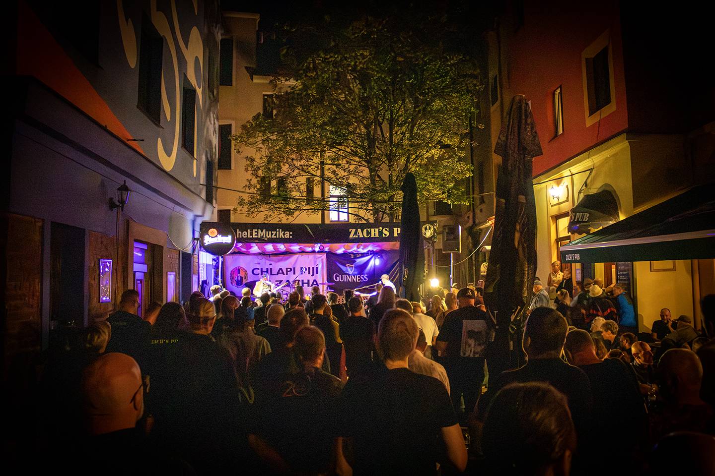 Kytarová virtuozita v Plzni. Zach’s Pub patřil Michalu Pavlíčkovi a jeho triu