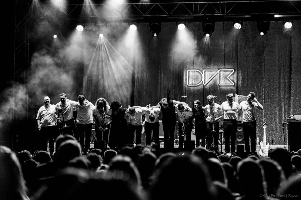 Buďte šťastní, zářil Vojtěch Dyk s kapelou D.Y.K. v Areálu 7. Na Prague Open Air si sestava fanoušky zcela podmanila