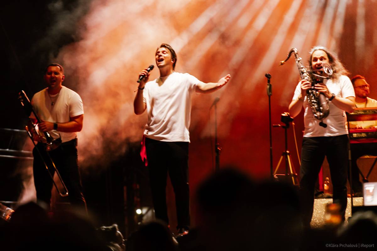 Buďte šťastní, zářil Vojtěch Dyk s kapelou D.Y.K. v Areálu 7. Na Prague Open Air si sestava fanoušky zcela podmanila