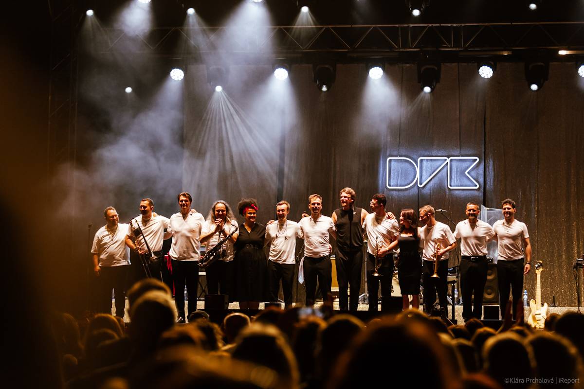 Buďte šťastní, zářil Vojtěch Dyk s kapelou D.Y.K. v Areálu 7. Na Prague Open Air si sestava fanoušky zcela podmanila