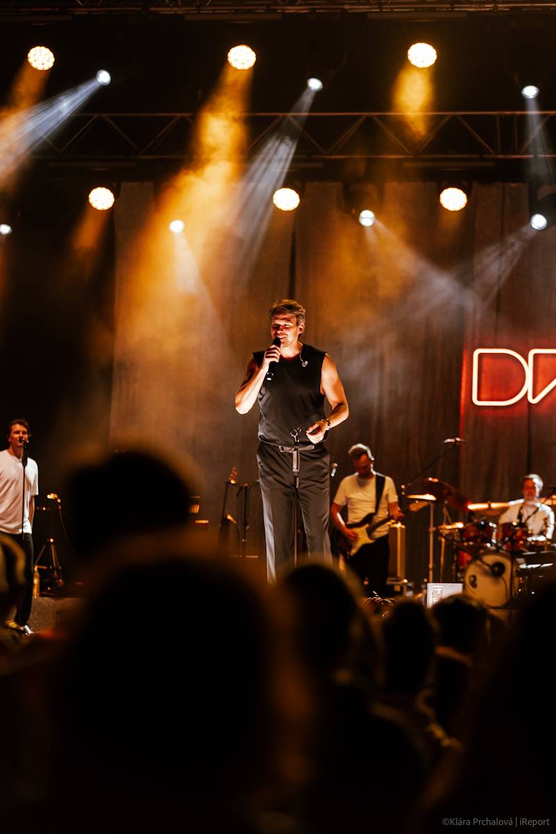 Buďte šťastní, zářil Vojtěch Dyk s kapelou D.Y.K. v Areálu 7. Na Prague Open Air si sestava fanoušky zcela podmanila