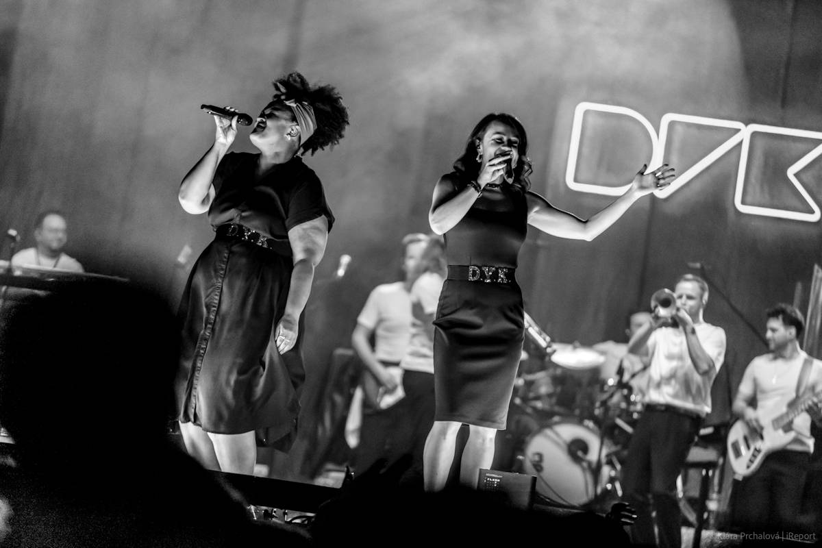 Buďte šťastní, zářil Vojtěch Dyk s kapelou D.Y.K. v Areálu 7. Na Prague Open Air si sestava fanoušky zcela podmanila