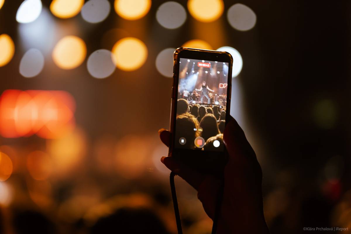 Buďte šťastní, zářil Vojtěch Dyk s kapelou D.Y.K. v Areálu 7. Na Prague Open Air si sestava fanoušky zcela podmanila