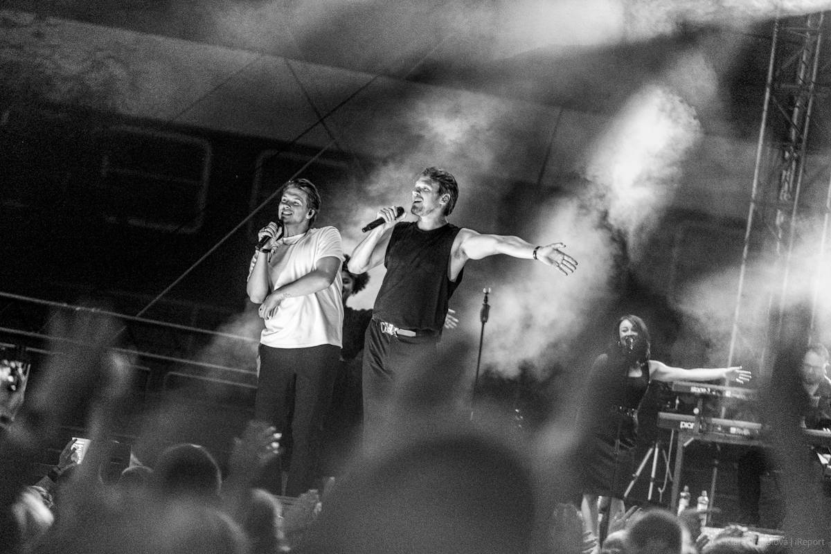 Buďte šťastní, zářil Vojtěch Dyk s kapelou D.Y.K. v Areálu 7. Na Prague Open Air si sestava fanoušky zcela podmanila