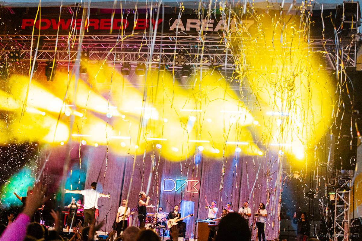 Buďte šťastní, zářil Vojtěch Dyk s kapelou D.Y.K. v Areálu 7. Na Prague Open Air si sestava fanoušky zcela podmanila