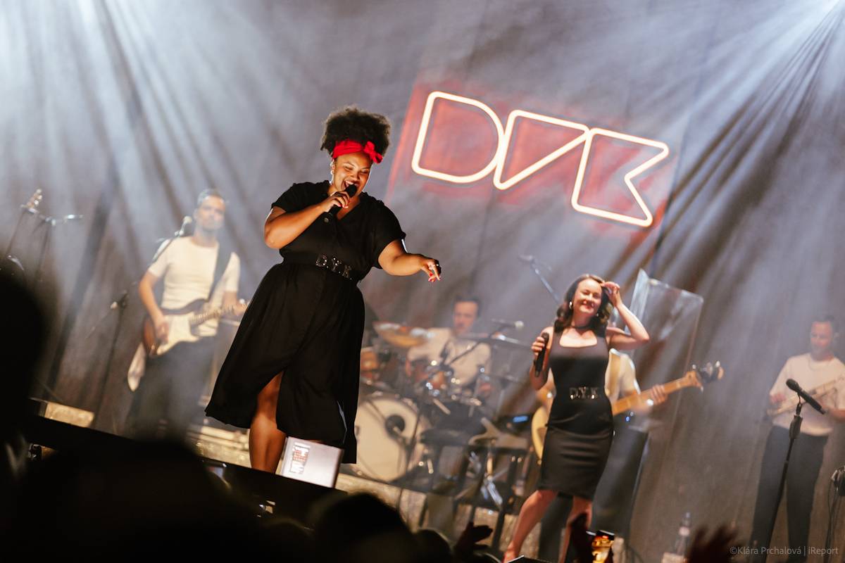 Buďte šťastní, zářil Vojtěch Dyk s kapelou D.Y.K. v Areálu 7. Na Prague Open Air si sestava fanoušky zcela podmanila